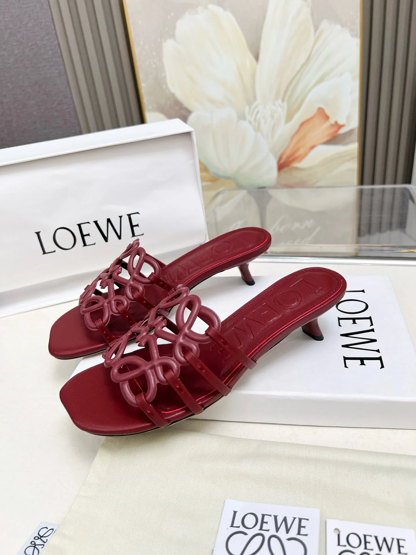 👟👟Ex-factory price 500👟👟 LOEWE 2025 SS summer limited edition hollow slippers, it is a very comprehensive noble fashion brand, highly recommended to all little fairies.   1⃣️Material: Imported cowhide 2⃣️Inner lining: Imported Italian lambskin, super soft and delicate 3⃣️Outsole: Imported Italian original original color genuine leather outsole Heel height 4.5 4⃣️Code number: 35 to 39 (40.41.42.43. Customized)